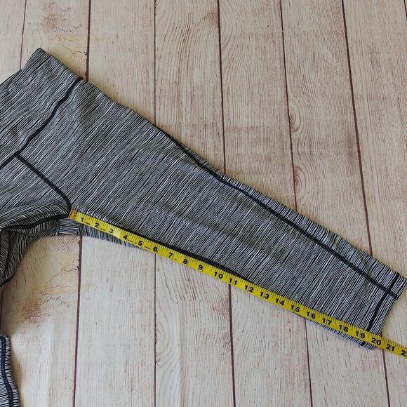 Athleta Ultimate Linear Lines Capri sz S - Picture 6 of 12